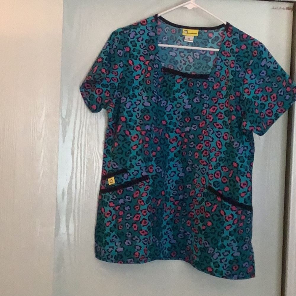 Wonder Wink women’s scrub top